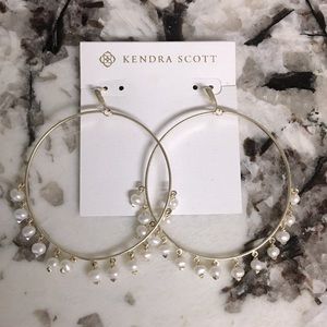 Kendra Scott Hilty Gold Hoop Earrings In Pearl
